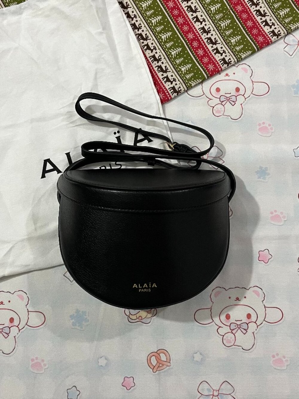 ALAรA Besace Black Semi-Circular Saddle Crossbody Bag